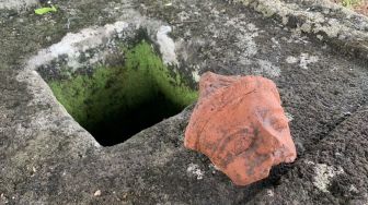 Ditemukan Relief Berbentuk Wajah Berpenutup Kepala dalam Penggalian Situs Srigading Malang