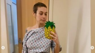 Divonis Mengidap Kanker Payudara, Wanita Ini Hobi Mengubah Baju Rumah Sakit Jadi Fashionable selama Perawatan