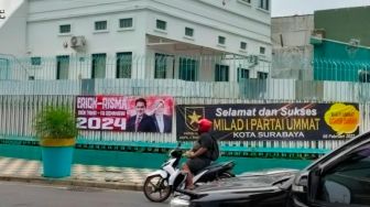 Spanduk Erick Thohir-Tri Rismaharini 2024 Bertebaran di Beberapa Sudut Kota Surabaya