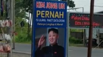 Unik! Konter Pulsa di Bangkalan Pasang Spanduk Bergambar Kim Jong Un