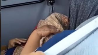 Viral, Air Ketuban Pecah Saat Perjalanan, Seorang Ibu Melahirkan di Dalam Mobil