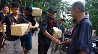 Sejumlah warga yang sempat ditahan polisi tiba di halaman masjid Desa Wadas, Bener, Purworejo, Jawa Tengah, Rabu (9/2/2022).  ANTARA FOTO/Hendra Nurdiyansyah