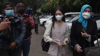 Aktris Ririn Dwi Ariyanti saat ditemui di Pengadilan Agama Jakarta Selatan, Jakarta, Kamis (10/2/2022). [Suara.com/Angga Budhiyanto]