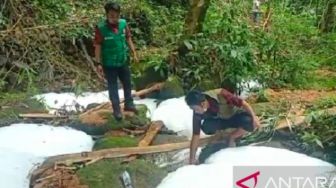 Tetiba Aliran Sungai di Kampung Beru Berbusa, Warga Desa Kaget