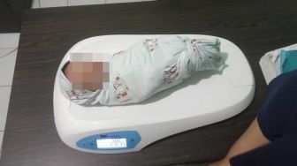 Viral Ibu Melahirkan Dalam Taksi Onlie di Kragilan Serang, Netizen Berebut Usulkan Nama Unik