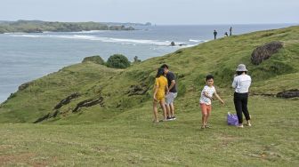 Sejumlah orang mengunjungi Bukit Pantai Seger di KEK Mandalika, Desa Kuta, Kecamatan Pujut, Praya, Lombok Tengah, NTB, Rabu (9/2/2022).  ANTARA FOTO/Ahmad Subaidi

