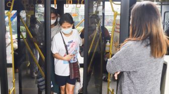 Penumpang turun dari bus Transjakarta di Halte Transjakarta Tosari, Jakarta Pusat Kamis (10/2/2022). [Suara.com/Alfian Winanto]