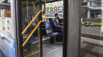 Penumpang menaiki bus Transjakarta di Halte Transjakarta Tosari, Jakarta Pusat Kamis (10/2/2022). [Suara.com/Alfian Winanto]