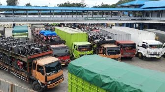 Cuaca Ekstrem Hantam Perairan Merak, Kendaraan Antre Belasan Jam untuk Naik Kapal