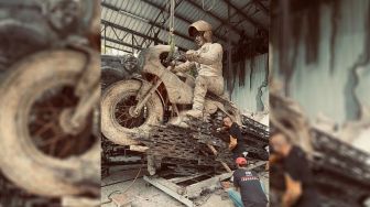Patung Jokowi Naik Motor Custom di Mandalika, Ini Wujudnya