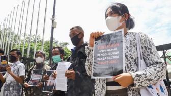 Massa yang tergabung dalam Koalisi Rakyat Menolak Penggusuran (KRMP) berunjuk rasa di depan Balai Kota DKI Jakarta, Jakarta Pusat, Kamis (10/2/2022). [Suara.com/Alfian Winanto]