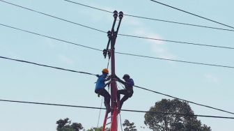 PLN Gelontorkan Anggaran Rp2,9 Miliar Listriki Desa Riam Kempadik Sintang