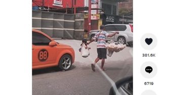 Viral Video Bapak-bapak Pikul Anaknya Sambil Keliling Jualan, Warganet Auto Bersyukur