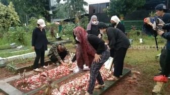 Doddy Soedrajat Gagal Pindahkan Makam Vanessa Angel, Manajer Ungkap Fuji Berubah Drastis Usai Terkenal