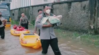 Banjir di Singkawang, Viral Kapolres Evakuasi Bayi Berusia 6 Hari