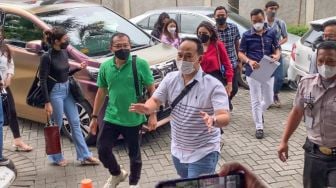 Pasangan selebriti Anang Hermansyah dan Ashanty saat mendatangi gedung Badan Pengawas Perdagangan Berjangka Komoditi (Bappebti) di Senen, Jakarta Pusat, Jumat (11/2/2022). [Suara.com/Adiyoga Priyambodo]