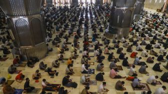 Jamaah melaksanakan ibadah shalat Jumat di Masjid Istiqlal, Jakarta Pusat, Jumat (11/2/2022). [Suara.com/Alfian Winanto]