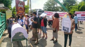 Bawa Keranda Geruduk Kantor Wali Kota Medan, Warga Denai Protes Pengangkatan Kepling