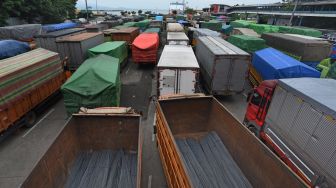 Sejumlah truk yang akan menyeberang ke Pulau Sumatera antre saat akan masuk ke kapal ferry di Pelabukan Merak, Banten, Kamis (10/2/2022). ANTARA FOTO/Asep Fathulrahman.