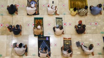 Jamaah melaksanakan ibadah shalat Jumat di Masjid Istiqlal, Jakarta Pusat, Jumat (11/2/2022). [Suara.com/Alfian Winanto]