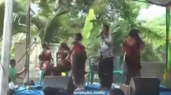 Angin Kencang Terjang Panggung, Aksi Bapak-bapak Santai Lanjut Nyanyi Ini Jadi Sorotan