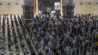 Jamaah melaksanakan ibadah shalat Jumat di Masjid Istiqlal, Jakarta Pusat, Jumat (11/2/2022). [Suara.com/Alfian Winanto]