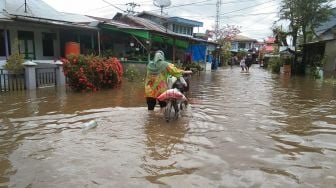 Hujan Deras Akibatkan Beberapa Daerah di Singkawang Terendam Banjir, Polres Singkawang Bagi Makanan ke Warga Terdampak