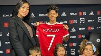 Resmi Anak Cristiano Ronaldo Dikontrak Manchester United, Georgina Rodriguez Semringah