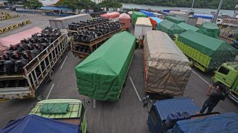 Sejumlah truk yang akan menyeberang ke Pulau Sumatera antre saat akan masuk ke kapal ferry di Pelabukan Merak, Banten, Kamis (10/2/2022). ANTARA FOTO/Asep Fathulrahman.