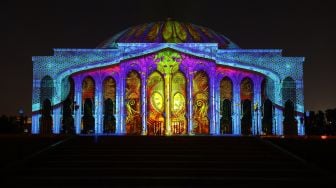 Gedung Univeristas Sharjah menyala dalam tampilan warna-warni saat Festival Cahaya Sharjah ke-11 di Uni Emirat Arab, Kamis (10/2/2022). [Giuseppe CACACE / AFP]
