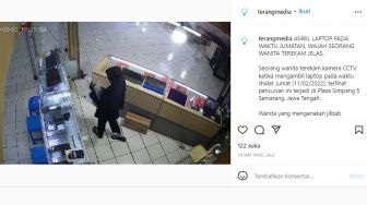 Seorang Wanita Terekam CCTV Gondol Laptop di Sebuah Konter Saat Pemiliknya Sedang Salat Jumat