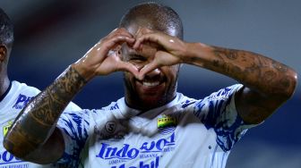 Pesepak bola Persib Bandung David Da Silva berselebrasi usai mencetak gol ke gawang PSS Sleman saat pertandingan Liga 1 di Stadion Kapten I Wayan Dipta, Gianyar, Bali, Jumat (11/2/2022). [ANTARA FOTO/Fikri Yusuf]