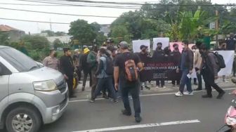 Demonstrasi Tolak Makam Vanessa Angel Dipindahkan, Massa Aksi: Kami Kawal hingga Rencana itu Batal
