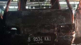 Mobil Penjual Tahu Bulat Keliling Terbakar di Depan Plaza Indonesia