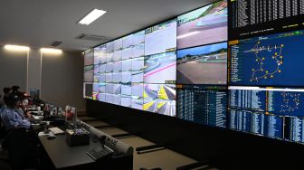 Petugas mengawasi jalannya tes pramusim MotoGP 2022 hari kedua melalui layar monitor di ruang Race Control di Pertamina Mandalika International Street Circuit, Lombok Tengah, NTB, Sabtu (12/2/2022). [ANTARA FOTO/Andika Wahyu/pras]