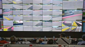 Petugas mengawasi jalannya tes pramusim MotoGP 2022 hari kedua melalui layar monitor di ruang Race Control di Pertamina Mandalika International Street Circuit, Lombok Tengah, NTB, Sabtu (12/2/2022). [ANTARA FOTO/Andika Wahyu/pras]