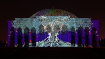 Gedung Univeristas Sharjah menyala dalam tampilan warna-warni saat Festival Cahaya Sharjah ke-11 di Uni Emirat Arab, Kamis (10/2/2022). [Giuseppe CACACE / AFP]
