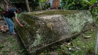 Penjaga membersihkan bunker peninggalan zaman kolonial Belanda di Rangkasbitung, Lebak, Banten, Jumat (11/2/2022). [ANTARA FOTO/Muhammad Bagus Khoirunas]