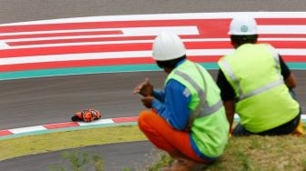 Potret Warga Nonton Tes MotoGP Mandalika dari Atas Bukit Jadi Sorotan, Netizen: Kurang Kopi sama Gorengan