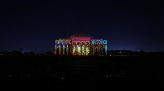 Gedung Univeristas Sharjah menyala dalam tampilan warna-warni saat Festival Cahaya Sharjah ke-11 di Uni Emirat Arab, Kamis (10/2/2022). [Giuseppe CACACE / AFP]
