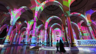 Masjid Sharjah menyala dalam tampilan warna-warni saat Festival Cahaya Sharjah ke-11 di Uni Emirat Arab, Kamis (10/2/2022). [Giuseppe CACACE / AFP]