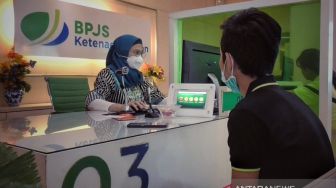 Analis: JHT Memang untuk Hari Tua, Tapi Bukan untuk Melindungi yang Terkena PHK