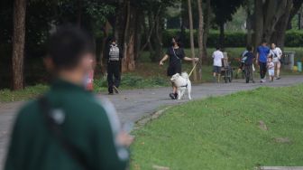 Warga berolahraga di kompleks Gelora Bung Karno, Senayan, Jakarta, Minggu (13/2/2022). [Suara.com/Angga Budhiyanto]