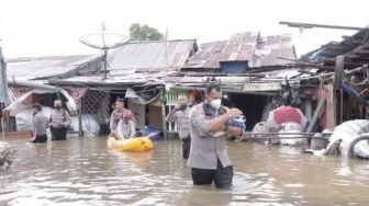 Banjir di Kota Singkawang Semakin Meluas, Ketinggian Air Ada yang Mencapai Pinggang Orang Dewasa