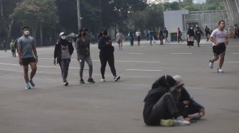 Warga berolahraga di kompleks Gelora Bung Karno, Senayan, Jakarta, Minggu (13/2/2022). [Suara.com/Angga Budhiyanto]