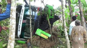 Hindari Balap Liar, Bus Jurusan Gunungkidul-Jakarta Terperosok ke Jurang 4 Meter