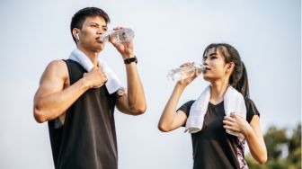 Meski Menyehatkan, Terlalu Banyak Minum Air Dapat Menyebabkan Keracunan yang Berujung Kematian