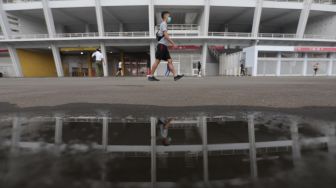 Warga berolahraga di kompleks Gelora Bung Karno, Senayan, Jakarta, Minggu (13/2/2022). [Suara.com/Angga Budhiyanto]