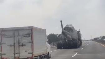 Bikin Heran Pengendara Lain, Helikopter Naik Truk di Jalan Tol, Warganet: Pesanan Siapa Ini?