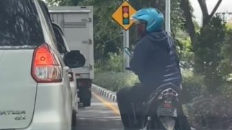 Waspada Modus Pemotor Ketuk Jendela Mobil Buat Minta Uang di Surabaya, Bikin Resah!